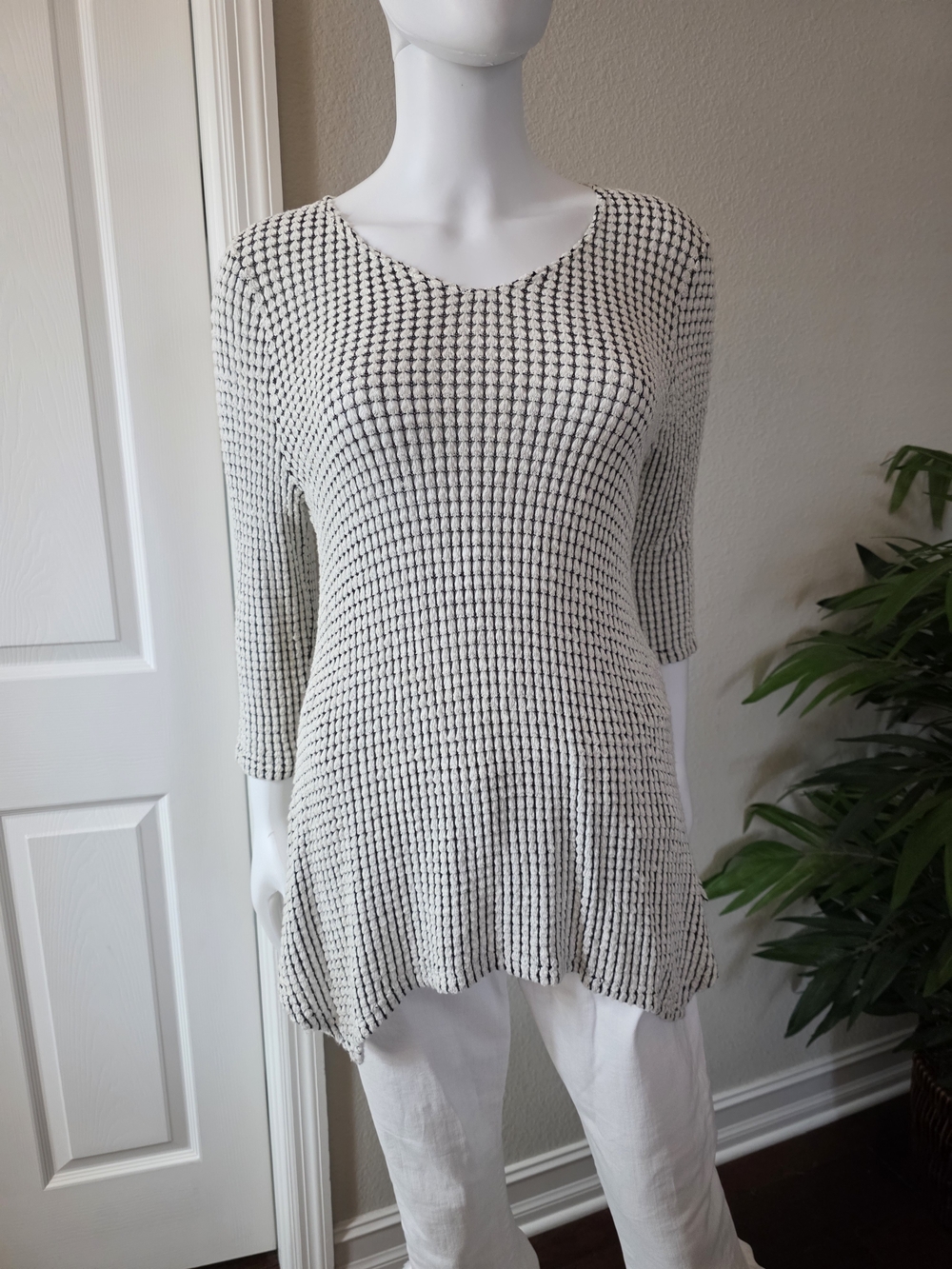 White on Black Open-Knit, Scoop-Neck Stretch Rue Juju Tunic Top - Medium